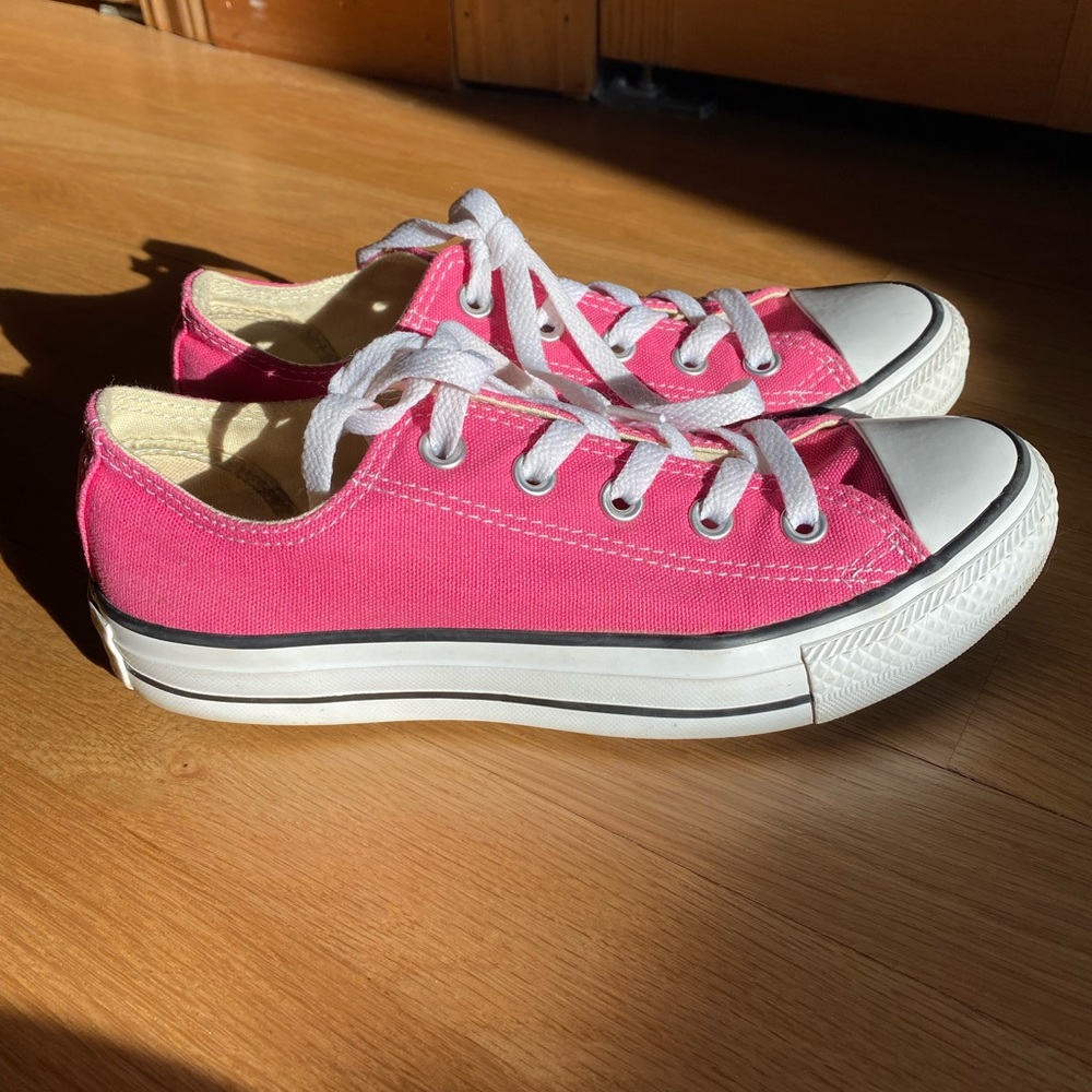 Converse Low Top Chuck Taylor’s Pink Women’s Size 6